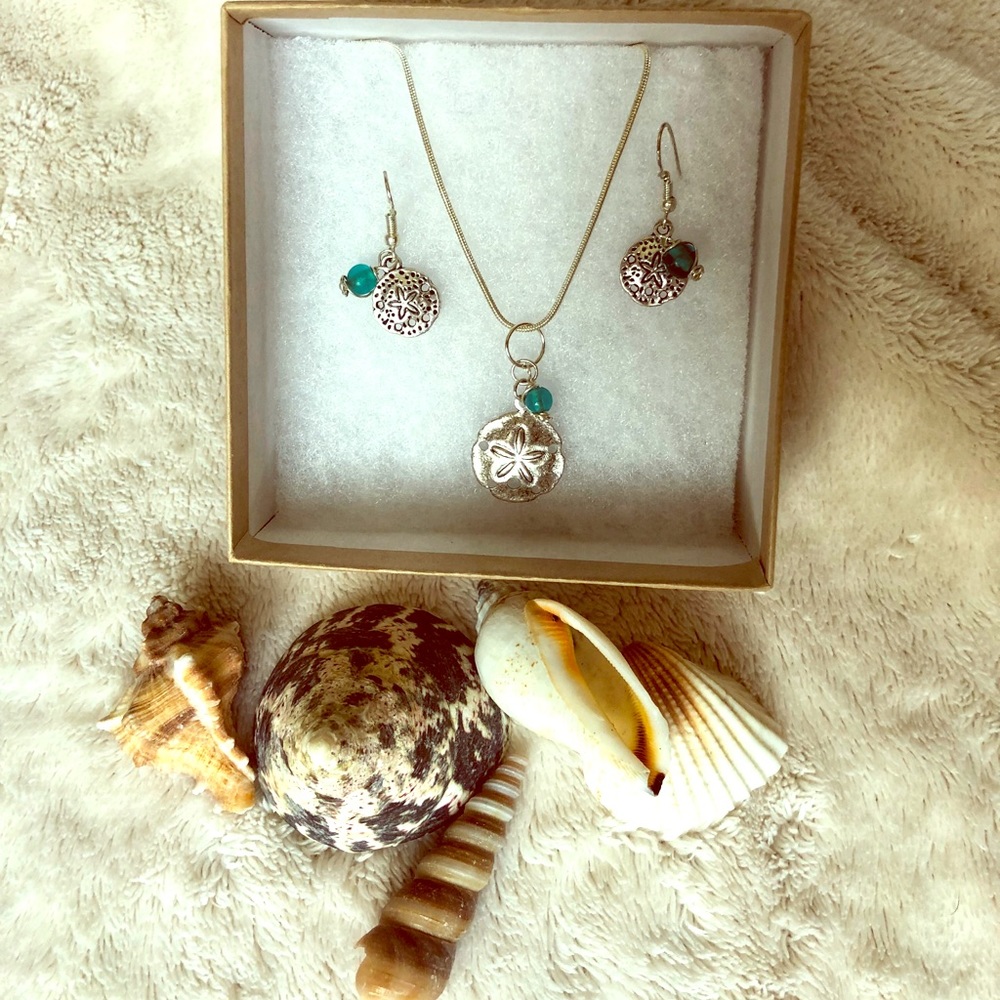 Sandollar necklace and earrings set NWOT